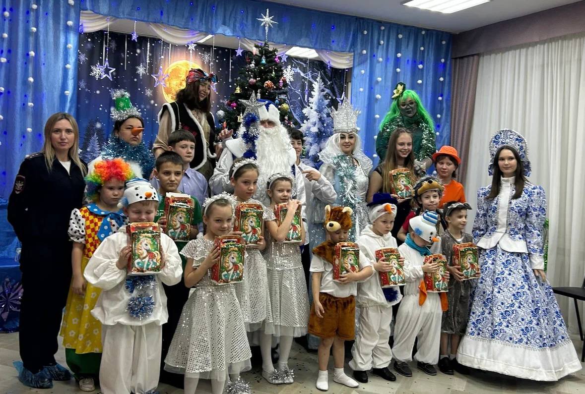 Ачинские транспортные полицейские присоединились к акции «Полицейский Дед Мороз»