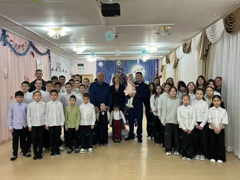 В Дудинке следователи поздравили воспитанников подшефного детского дома с Новым годом и наступающим Рождеством!