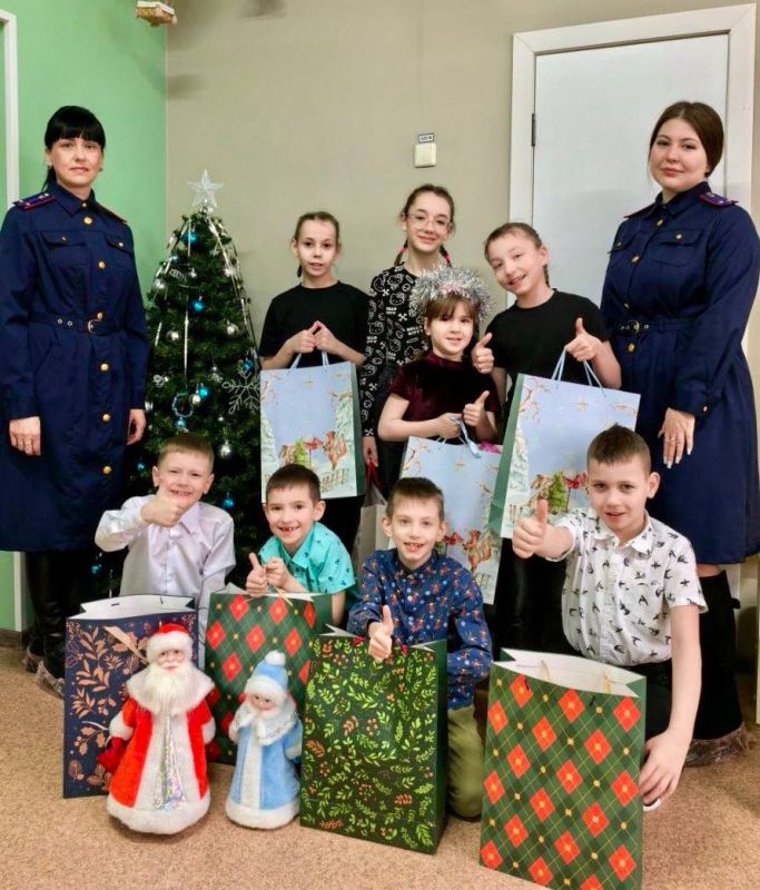 В Красноярске офицеры СК России поздравили подопечных ребят из социального учреждения с новогодними праздниками!