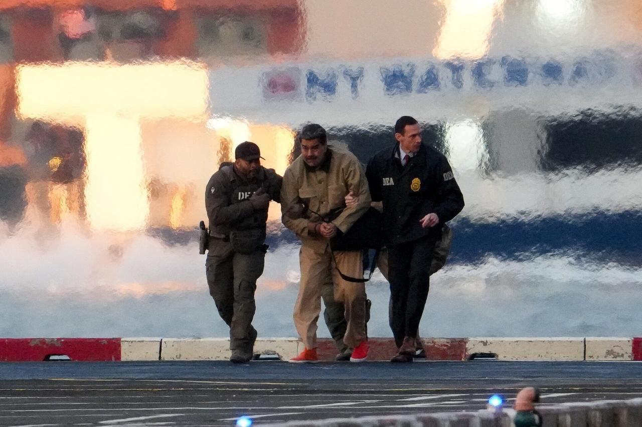 Николаса Мадуро и его жену доставили в федеральный суд в Нью-Йорке Николаса Мадуро и его жену доставили в федеральный суд в Нью-Йорке