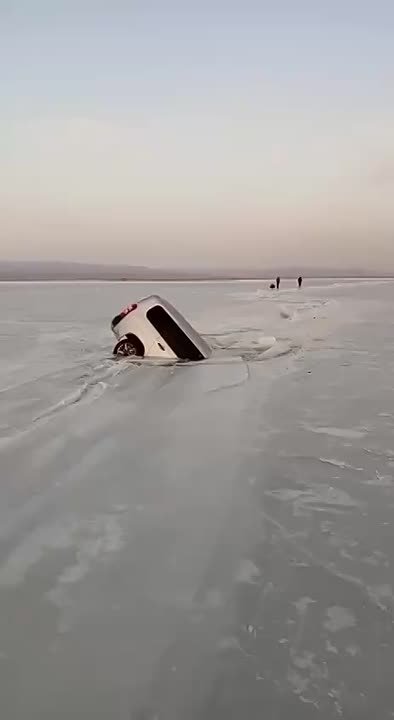 Три автомобиля рыбаков провалились под лёд и пошли на дно в Приморье