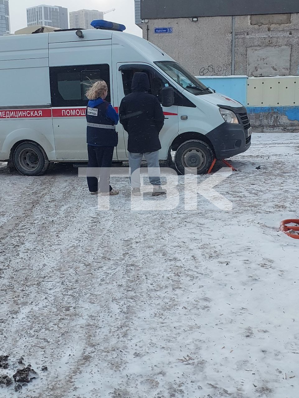 Карета скорой помощи застряла во дворе на Курчатова из-за парковочного барьера Карета скорой помощи застряла во дворе на Курчатова из-за парковочного барьера