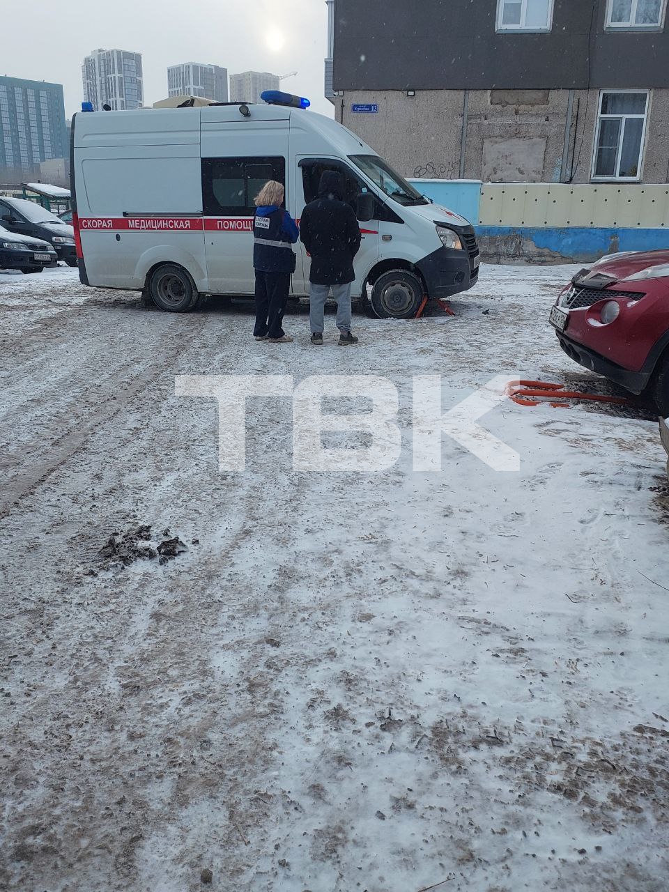 Карета скорой помощи застряла во дворе на Курчатова из-за парковочного барьера Карета скорой помощи застряла во дворе на Курчатова из-за парковочного барьера