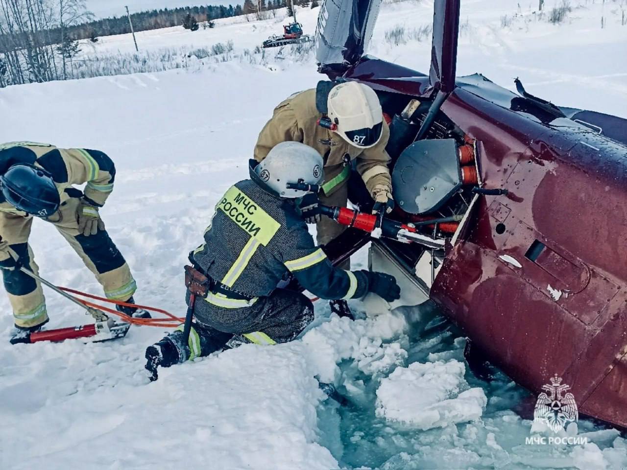 Два человека погибли при падении частного двухместного вертолета в Пермском крае, утверждают в МЧС