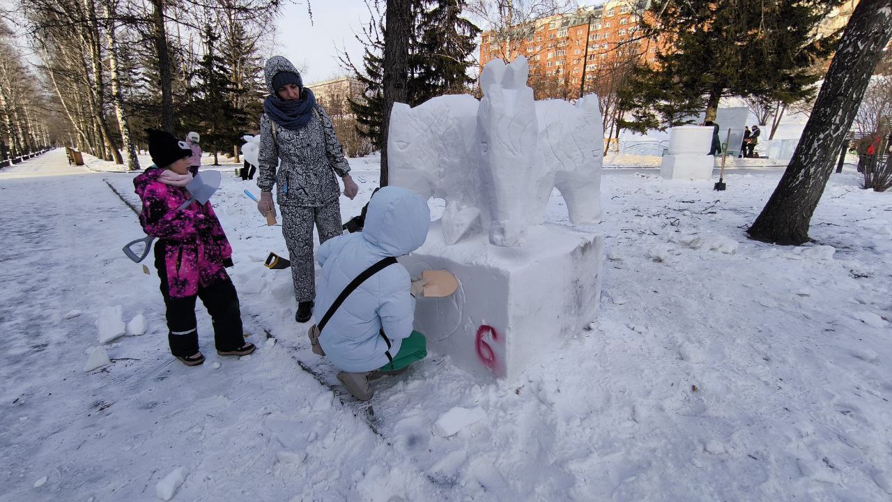 Участники фестиваля «Волшебный лёд Сибири» уже приступили к работе Участники фестиваля «Волшебный лёд Сибири» уже приступили к работе
