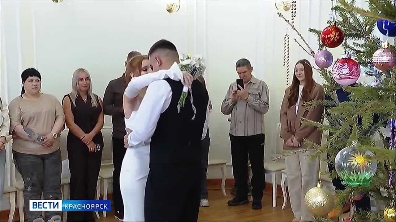 В Красноярске 20 пар официально оформили свои отношения в первую «красивую» дату года