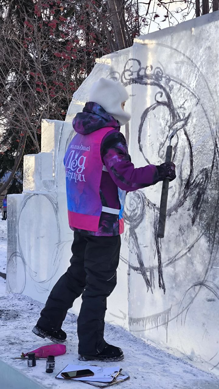 Участники фестиваля «Волшебный лёд Сибири» уже приступили к работе Участники фестиваля «Волшебный лёд Сибири» уже приступили к работе