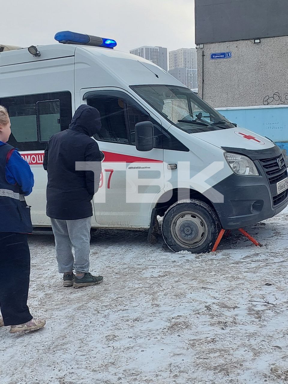 Карета скорой помощи застряла во дворе на Курчатова из-за парковочного барьера