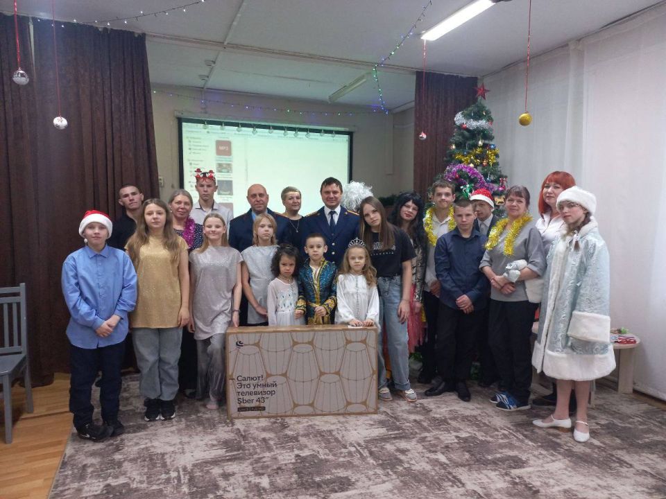 В Красноярском крае офицеры СК России поздравили подопечных ребят из социальных учреждений с новогодними праздниками!