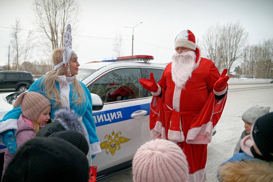Назаровский автополицейский Дед Мороз и общественница-Снегурочка напомнили школьникам о безопасности Назаровский автополицейский Дед Мороз и общественница-Снегурочка напомнили школьникам о безопасности