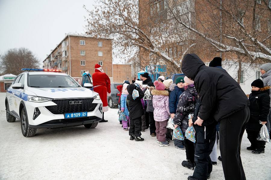 Назаровский автополицейский Дед Мороз и общественница-Снегурочка напомнили школьникам о безопасности Назаровский автополицейский Дед Мороз и общественница-Снегурочка напомнили школьникам о безопасности