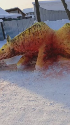 Снежная семья лошадей «поселилась» у частного дома в Тасеево