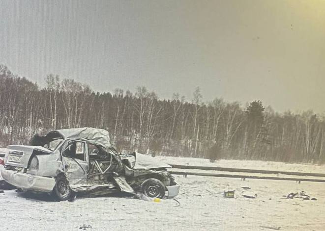 Сотрудники Госавтоинспекции Емельяновского района работают на месте смертельного ДТП, произошедшего в результате необдуманного выезда на «встречку»