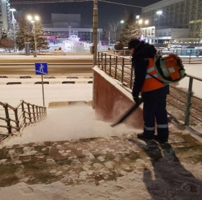 Продолжаем убирать скверы и парки, чтобы гулять можно было комфортно
