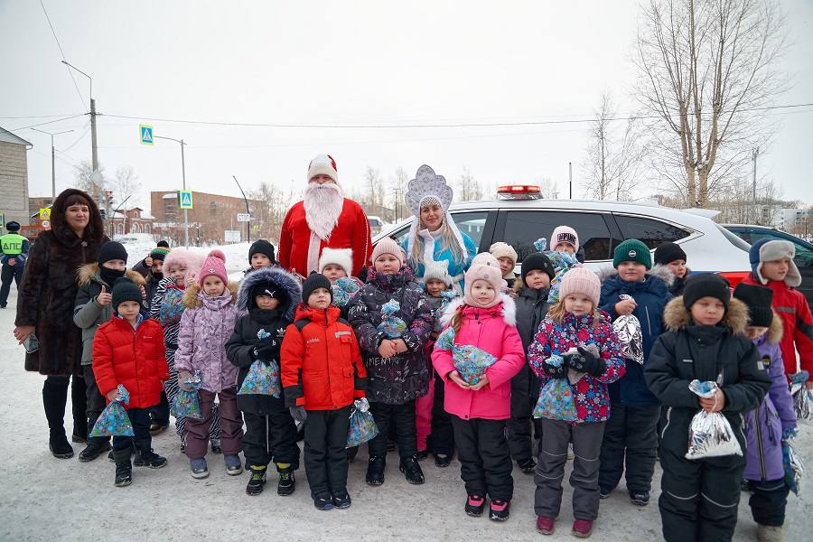 Назаровский автополицейский Дед Мороз и общественница-Снегурочка напомнили школьникам о безопасности Назаровский автополицейский Дед Мороз и общественница-Снегурочка напомнили школьникам о безопасности