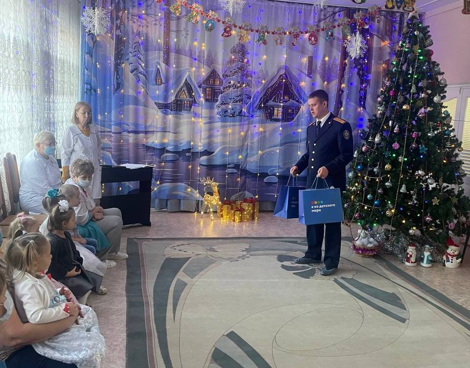 В Красноярском крае офицеры СК России поздравили подопечных ребят из социальных учреждений с новогодними праздниками! В Красноярском крае офицеры СК России поздравили подопечных ребят из социальных учреждений с новогодними праздниками!