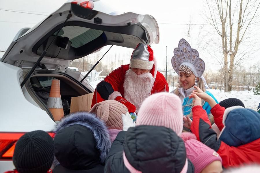 Назаровский автополицейский Дед Мороз и общественница-Снегурочка напомнили школьникам о безопасности