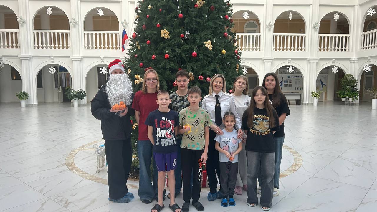 В рамках доброй традиции: стражи порядка подарили праздник подшефным ребятам В рамках доброй традиции: стражи порядка подарили праздник подшефным ребятам