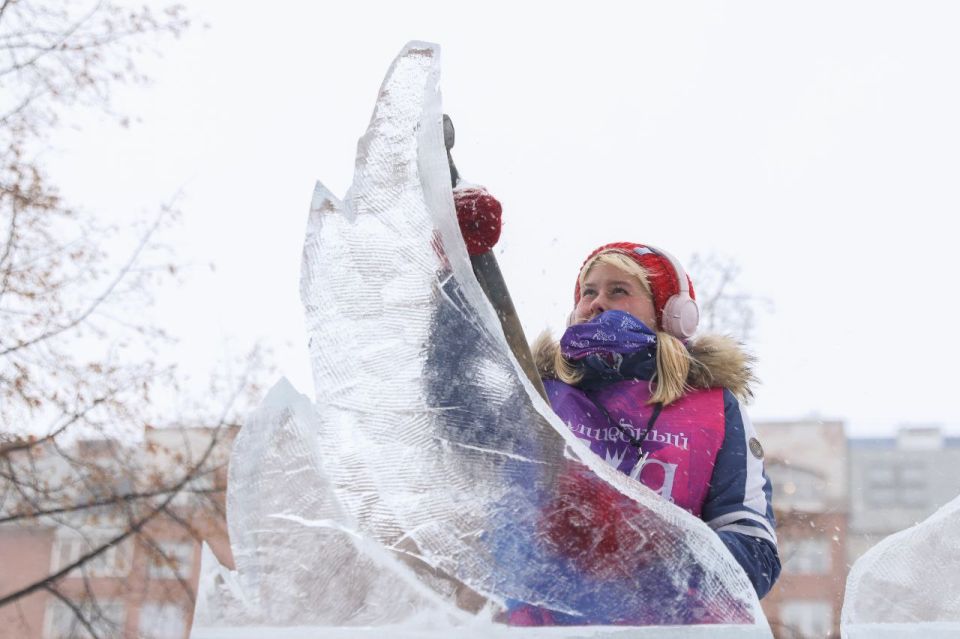 Молодёжные команды фестиваля «Волшебный лёд Сибири» продолжают создавать скульптуры