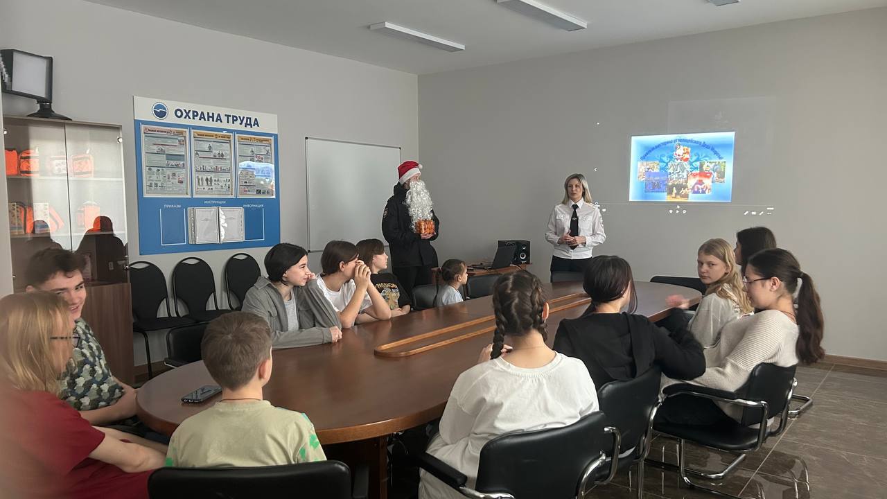 В рамках доброй традиции: стражи порядка подарили праздник подшефным ребятам В рамках доброй традиции: стражи порядка подарили праздник подшефным ребятам