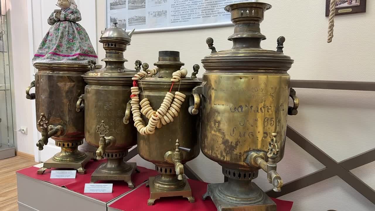 Большущий, степенный, строгий по форме, сияет начищенными медными боками