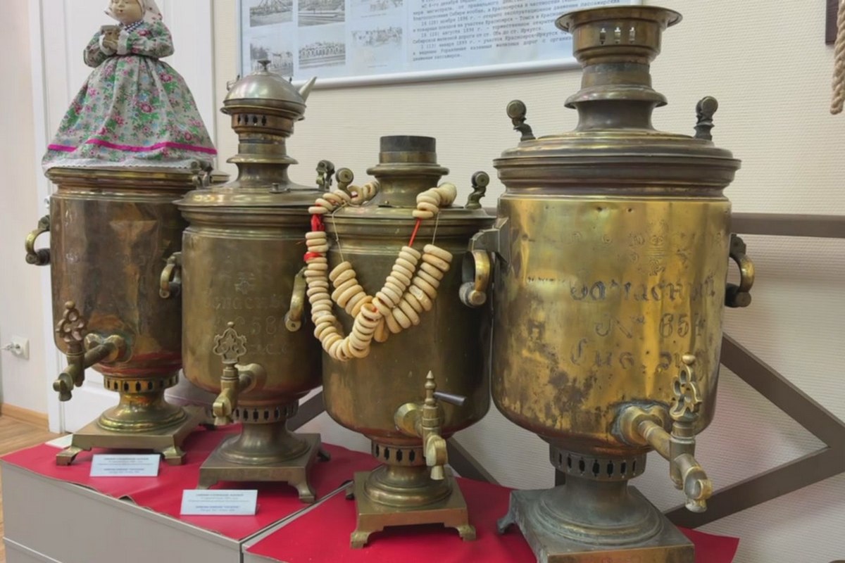 Большущий, степенный, строгий по форме, сияет начищенными медными боками Большущий, степенный, строгий по форме, сияет начищенными медными боками