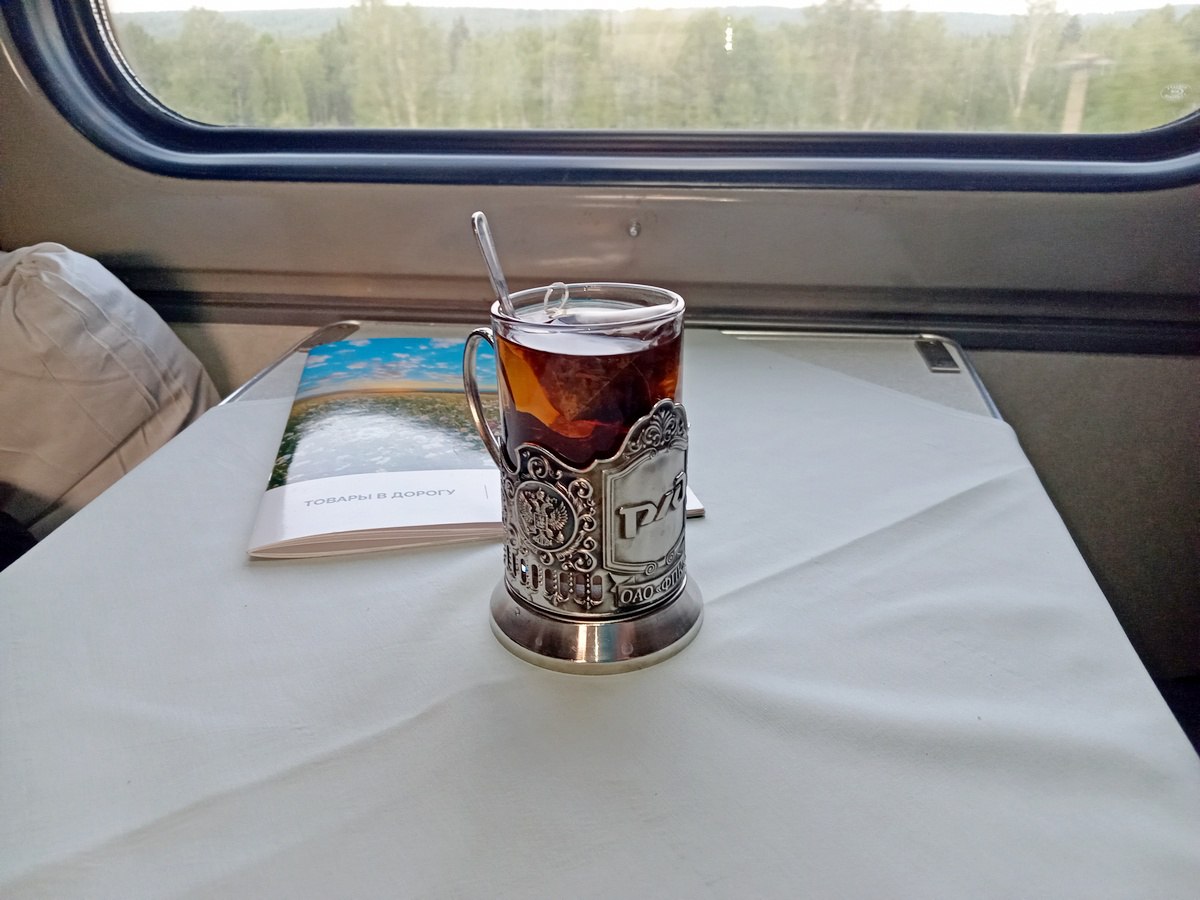 Большущий, степенный, строгий по форме, сияет начищенными медными боками Большущий, степенный, строгий по форме, сияет начищенными медными боками