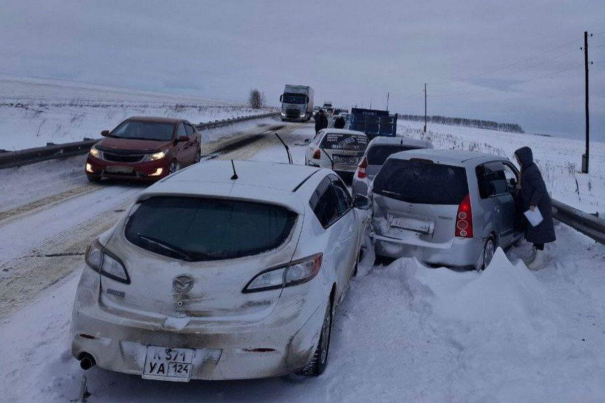 Массовая авария с четырьмя автомобилями произошла в Красноярском крае