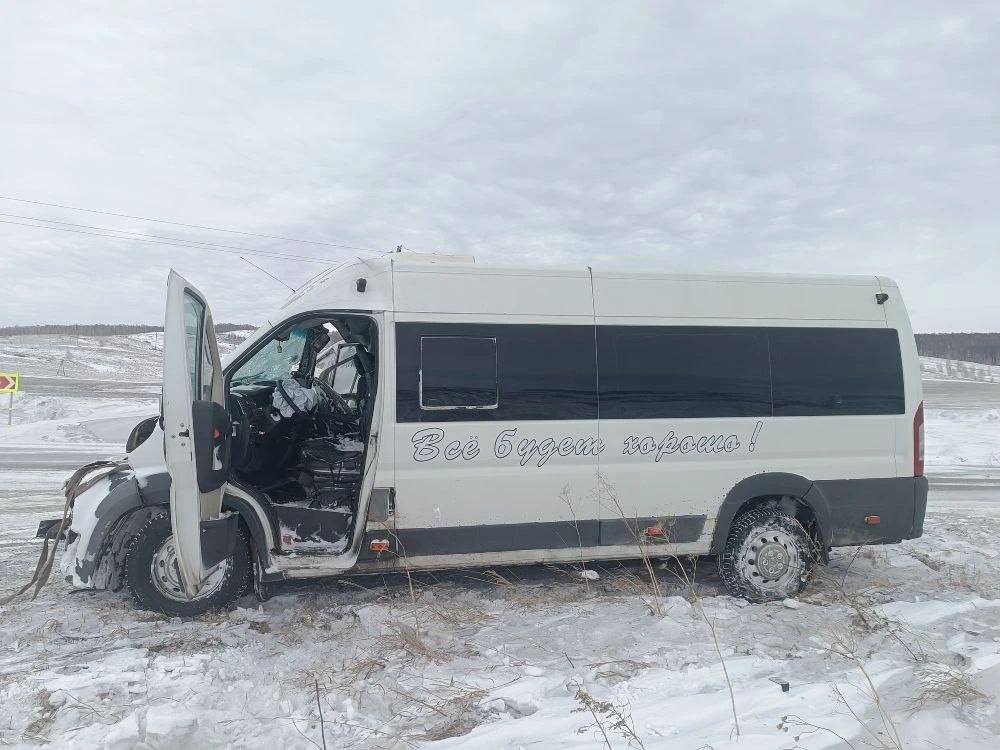 На трассе в Красноярском крае 11 человек пострадали в ДТП с микроавтобусом На трассе в Красноярском крае 11 человек пострадали в ДТП с микроавтобусом
