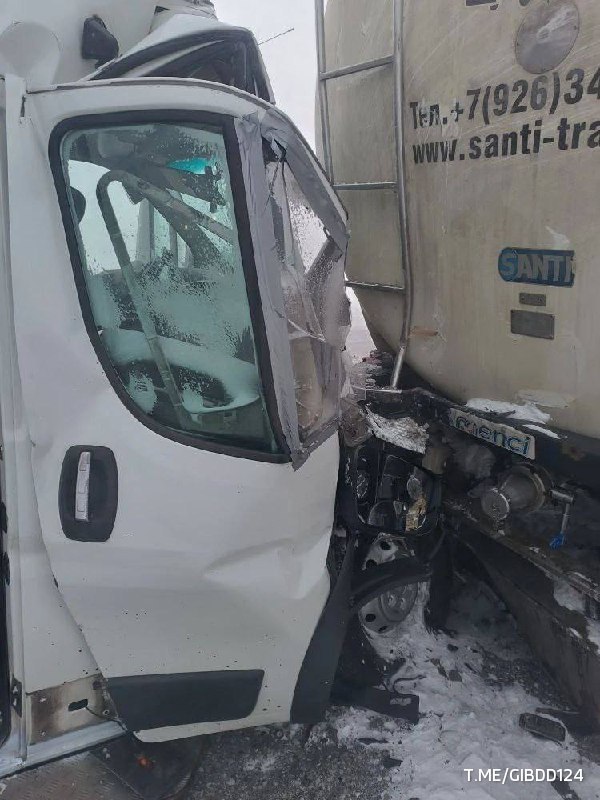 11 человек пострадали при столкновении микроавтобуса с грузовиком на трассе в Красноярском крае, сообщили в Госавтоинспекции региона