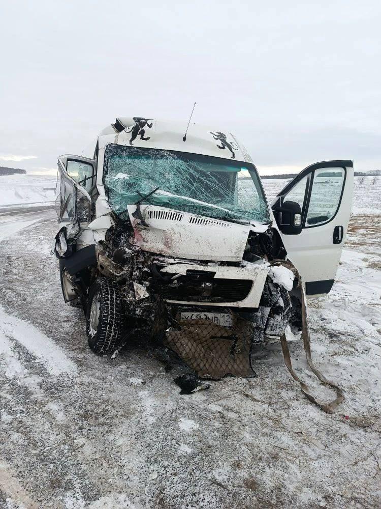 На трассе в Красноярском крае 11 человек пострадали в ДТП с микроавтобусом На трассе в Красноярском крае 11 человек пострадали в ДТП с микроавтобусом