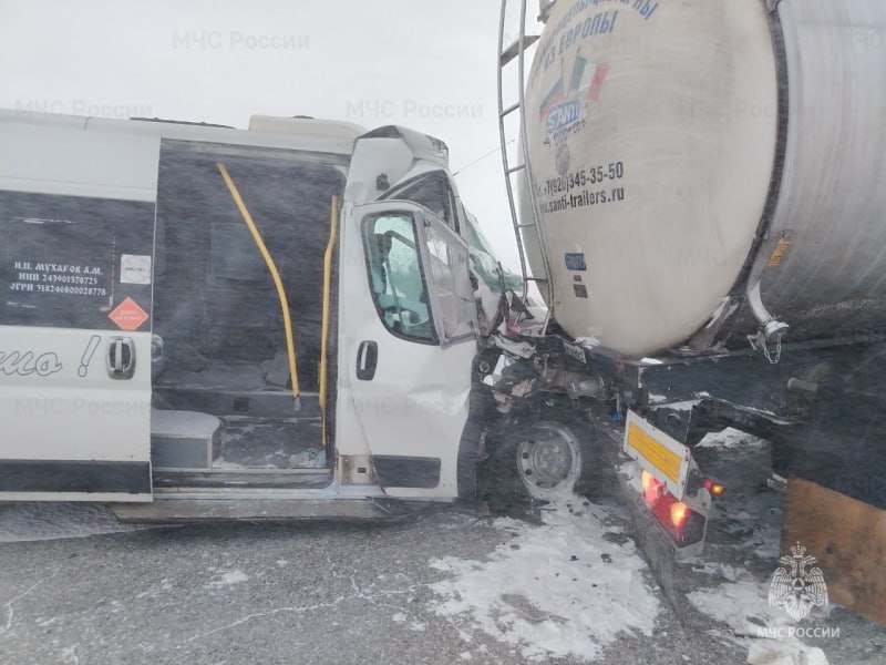 Микроавтобус с 16 пассажирами попал в ДТП с грузовым автомобилем на трассе в Красноярском крае, сообщает ГУ МЧС региона