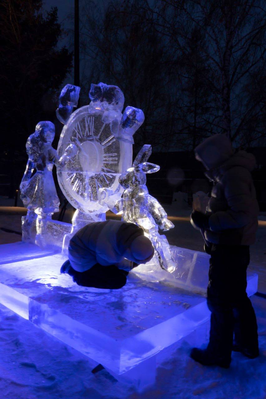 Только посмотрите! Ледовые и снежные фигуры уже поселились на Театральной площади и Центральной набережной Только посмотрите! Ледовые и снежные фигуры уже поселились на Театральной площади и Центральной набережной