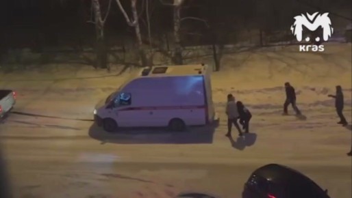 Ачинцам пришлось на тросе вытаскивать скорую из снежной колеи