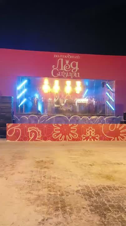 Прямо сейчас на сцене Театральной площади зажигательно выступает ансамбль народной песни «Красный Яр»