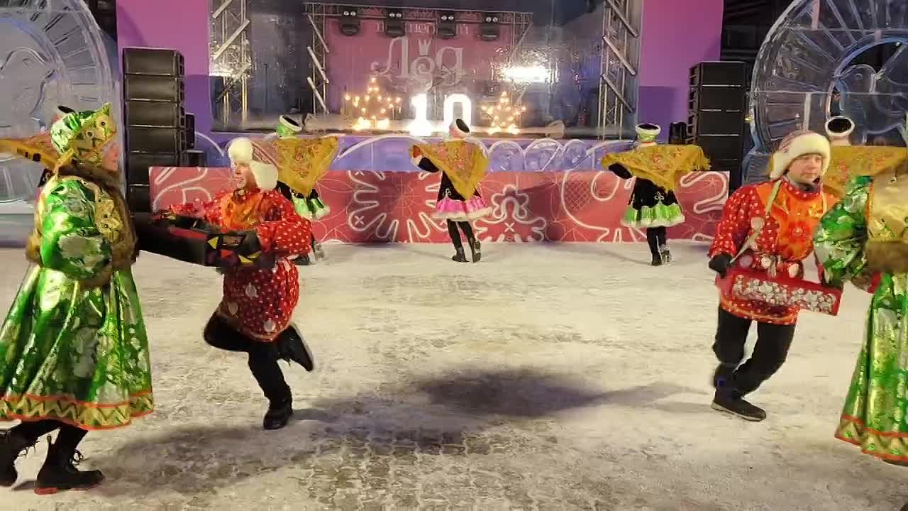 Началось торжественное закрытие молодёжного конкурса фестиваля «Волшебный лёд Сибири»