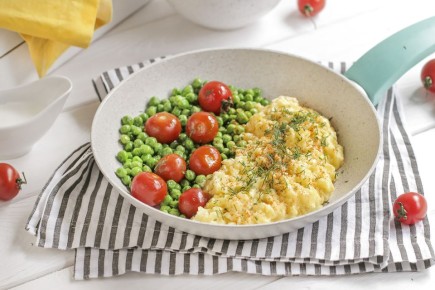 Сливочный омлет с зелёным горошком и черри: просто и вкусно