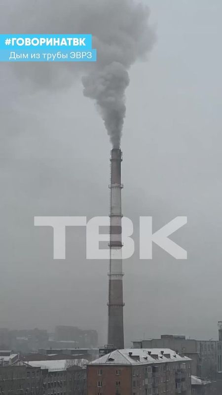 «Коптит на два района». Кадры с густым дымом из трубы ЭВРЗ прислали подписчики ТВК