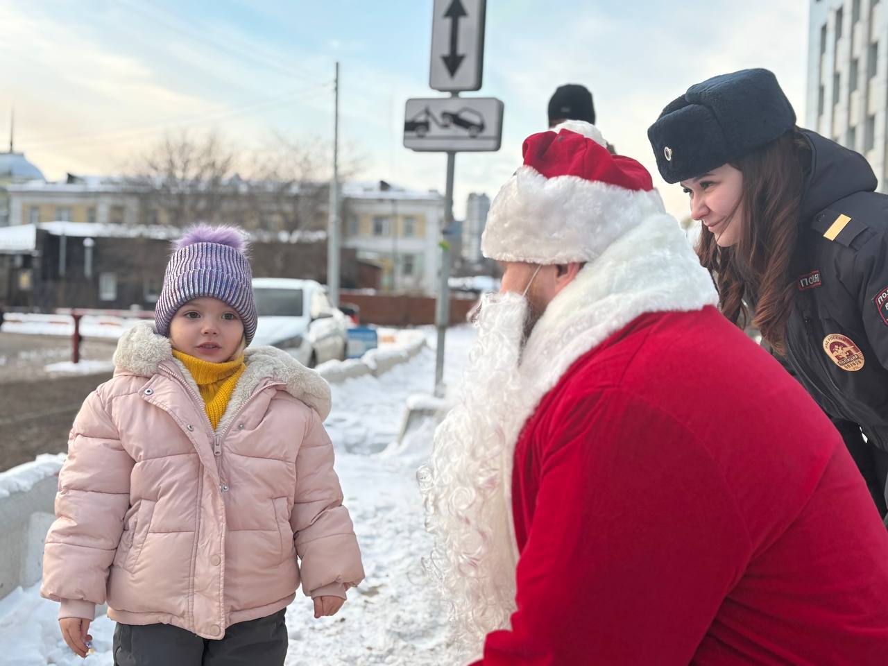 В зимние праздничные дни почти 400 ребят из Сибири встретились с Полицейским Дедом Морозом В зимние праздничные дни почти 400 ребят из Сибири встретились с Полицейским Дедом Морозом