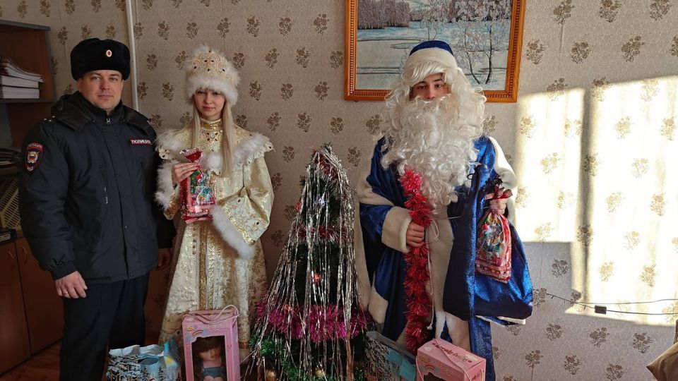 Полицейские Красноярского края поздравили с праздниками детей, семьи и ветеранов В рамках акции «Полицейский Дед Мороз» стражи порядка подарили праздник тем, кто особенно нуждается в тепле и заботе