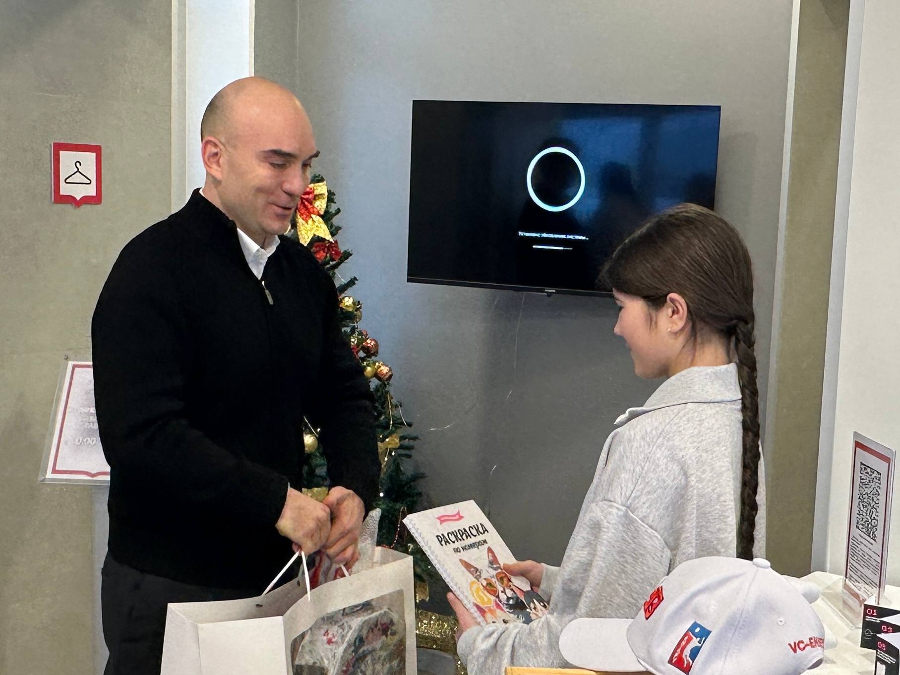 Подарки федеральной акции «Ёлка желаний» очень важно вручать самому Подарки федеральной акции «Ёлка желаний» очень важно вручать самому