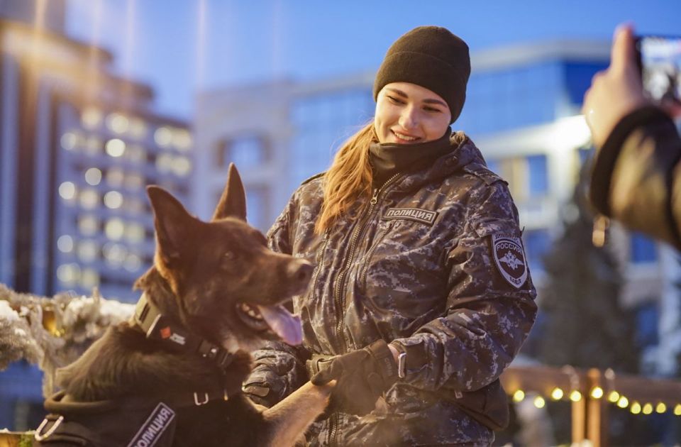 Доброе утро! Позитивного начала первой рабочей недели в новом году желает полицейский-кинолог 8 роты ППСП МУ МВД России «Красноярское» Алена Тарасова и ее четвероногая напарница Шелли: