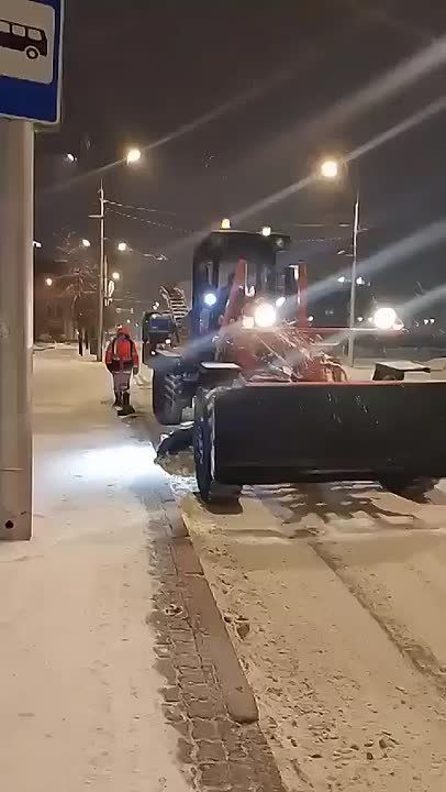 Снег идет, а дорожники его собирают и вывозят