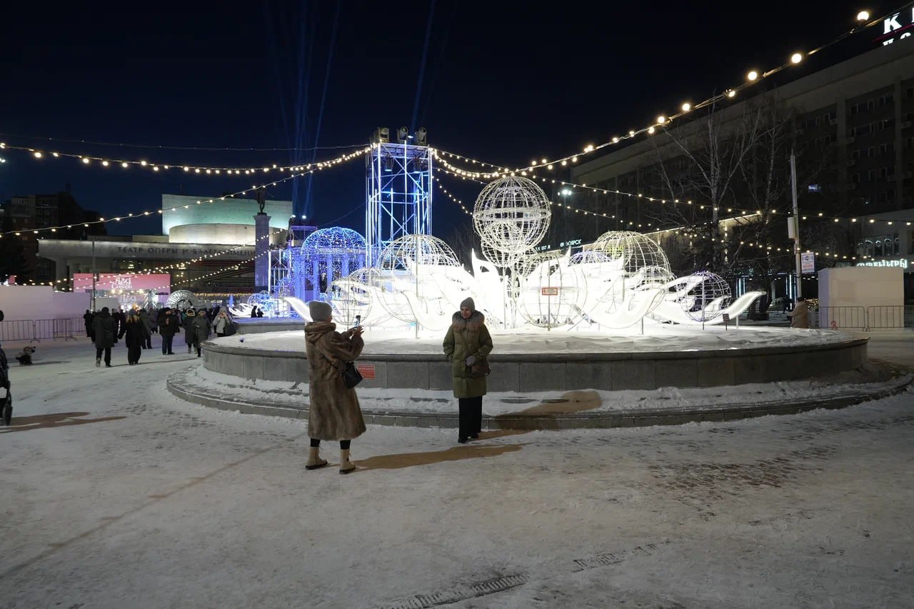Такое здесь впервые!. Мы про «Волшебный лёд Сибири» на Театральной площади Такое здесь впервые!. Мы про «Волшебный лёд Сибири» на Театральной площади