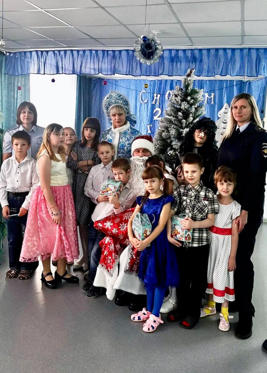 В зимние праздничные дни почти 400 ребят из Сибири встретились с Полицейским Дедом Морозом