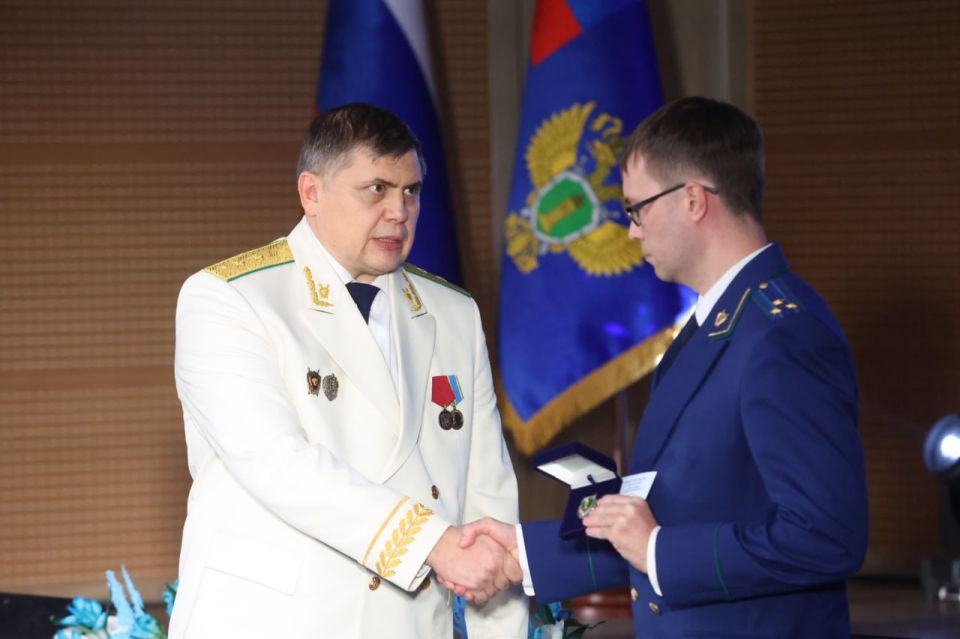 Сегодня чествовали тех, кто стоит на страже закона и прав граждан — сотрудников прокуратуры, отмечающих свой профессиональный праздник