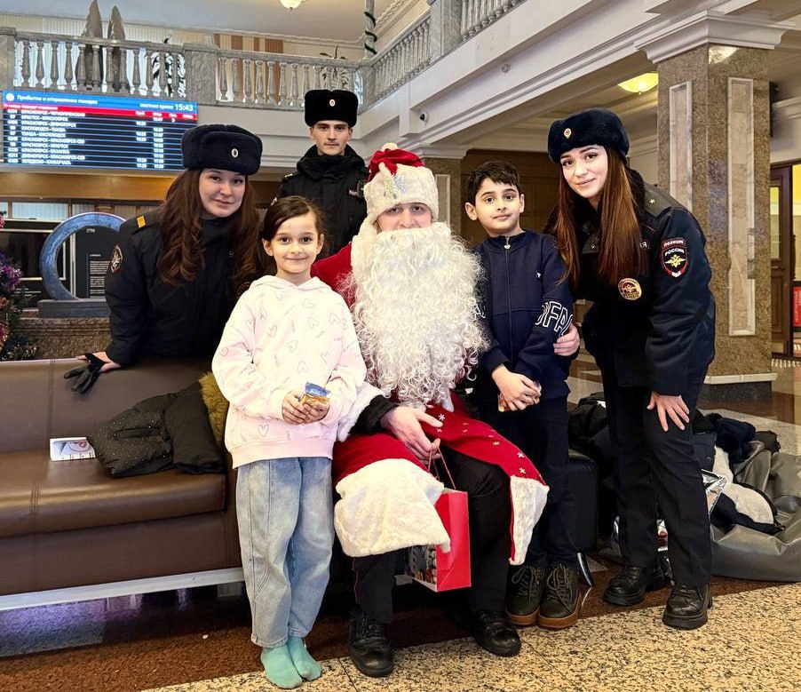 В зимние праздничные дни почти 400 ребят из Сибири встретились с Полицейским Дедом Морозом В зимние праздничные дни почти 400 ребят из Сибири встретились с Полицейским Дедом Морозом