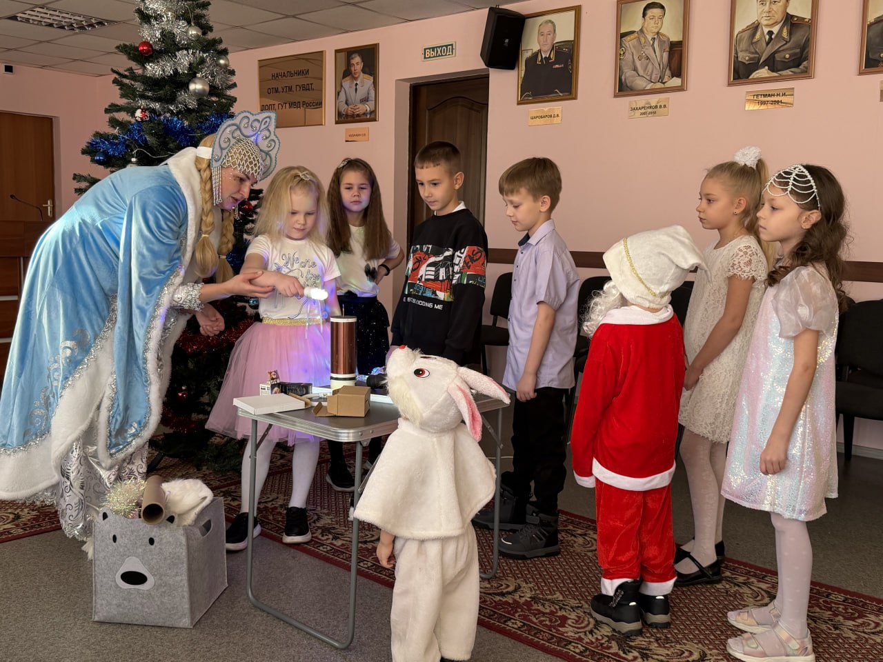 В зимние праздничные дни почти 400 ребят из Сибири встретились с Полицейским Дедом Морозом В зимние праздничные дни почти 400 ребят из Сибири встретились с Полицейским Дедом Морозом