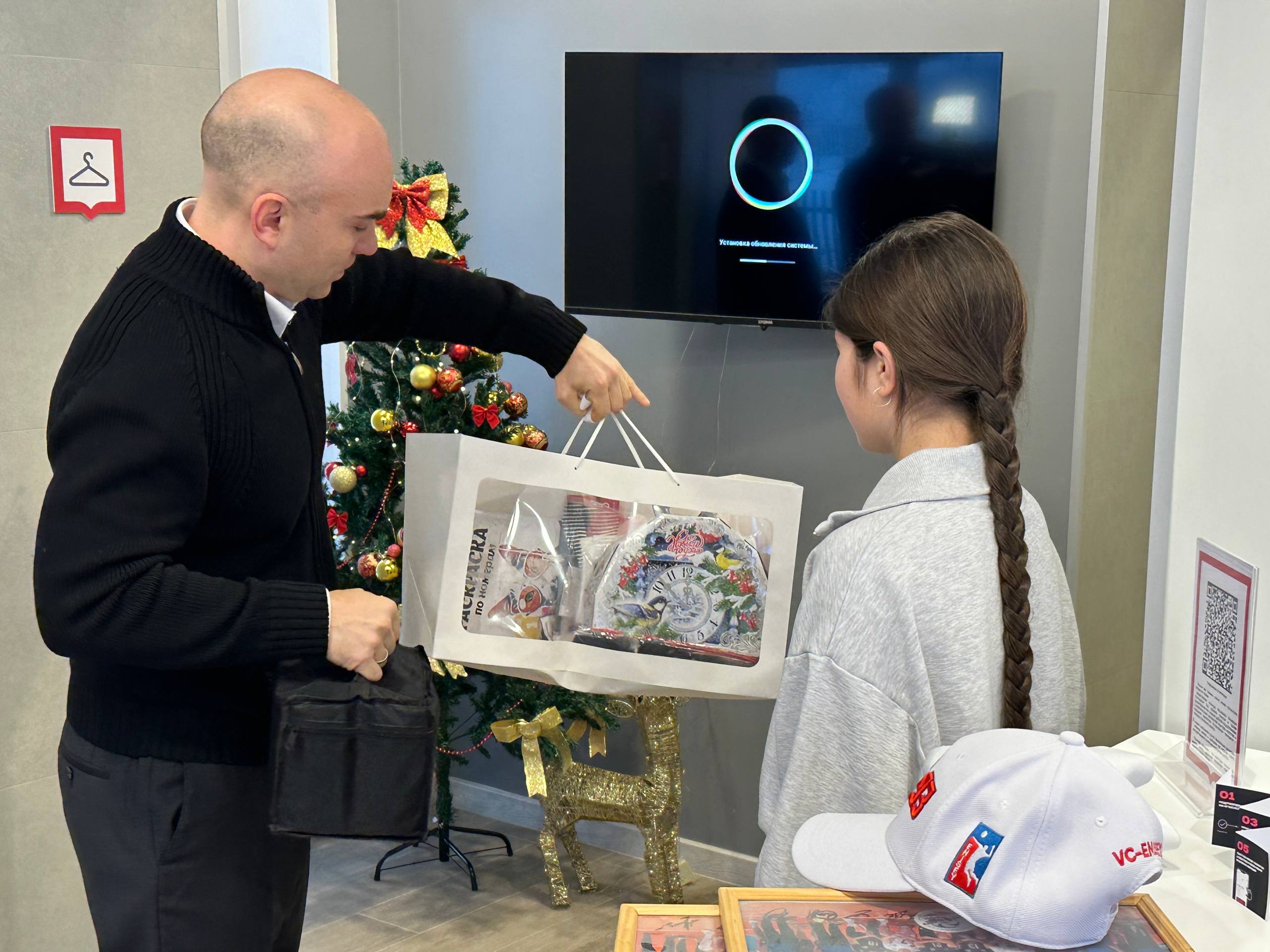 Подарки федеральной акции «Ёлка желаний» очень важно вручать самому