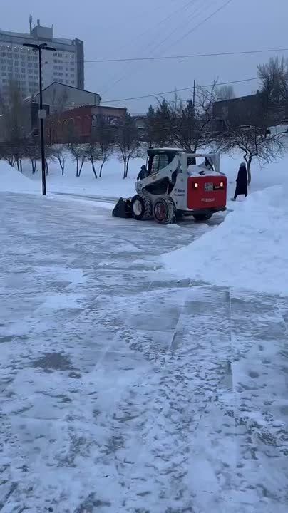 Дорожники работают устраняют последствия снегопада